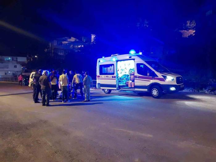 Duvara Çarpan Pat Pat Devrildi: 3 Yaralı