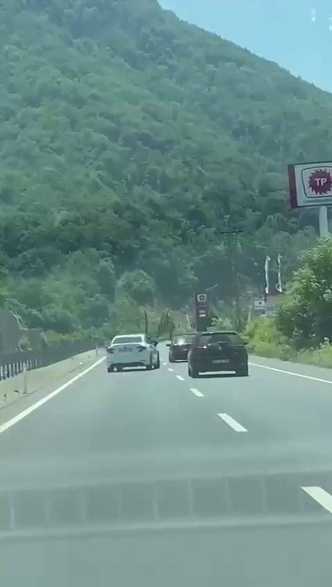 Trafiği Tehlikeye Atan Sürücüye 4 Bin 64 Lira Ceza: O Anlar Kamerada
