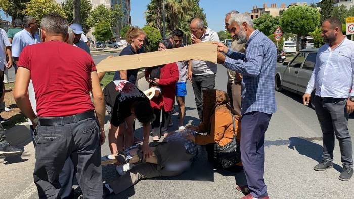 Vatandaşlar Yerde Yatan Yaralı İçin Seferber Oldu