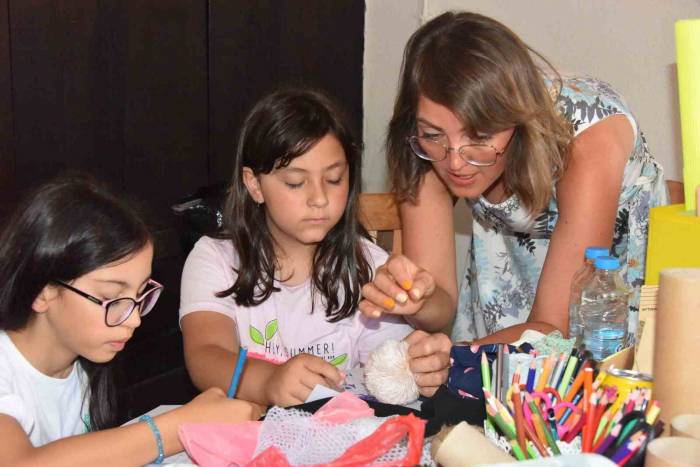Atık Malzemelerden Kostüm Dikecekler
