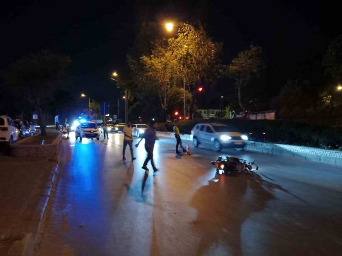 Refüje Çarpan Sürücü Yaralandı