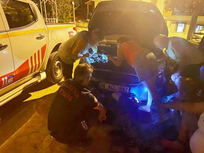 Otomobil Kaputunda Mahsur Kalan Kedi İçin Seferber Oldular