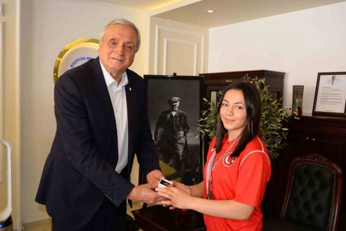 Başkan Bakkalcıoğlu, Bilecik’in Gururu Sporcu Başak Duman’ı Ağırladı