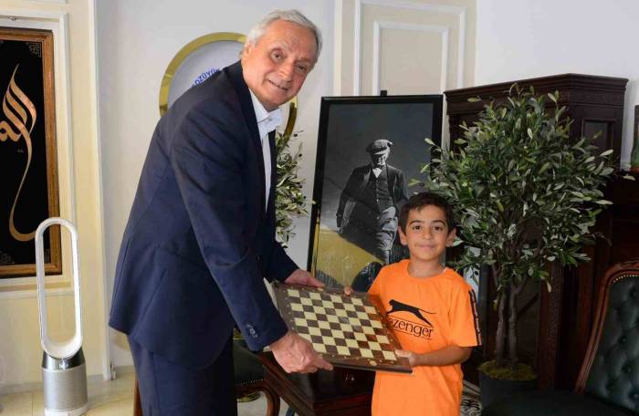 Satranç Meraklısı Minik Eymen’e Süprüz Hediye