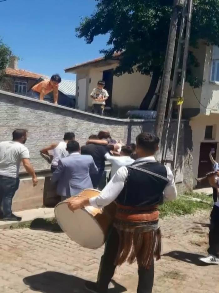 Düğüne Geç Kalanlara Sulu Ceza: Su Dolu Oluğa Attılar
