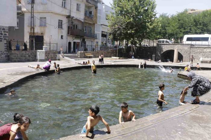 Diyarbakır’da Sıcaktan Bunalan Çocuklar Soluğu Anzele Suyunda Aldı