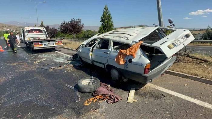 Takla Atan Araç Kağıt Gibi Oldu: 2 Yaralı