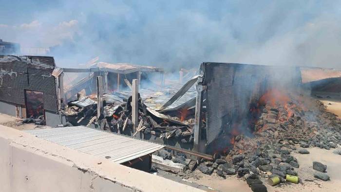 Gaziantep’te Fabrika Yangınına 4 Saattir Müdahale Ediliyor