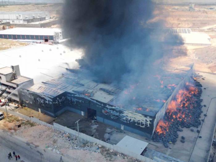 Gaziantep’te Fabrika Yangını: 10 Kişi Hastaneye Kaldırıldı