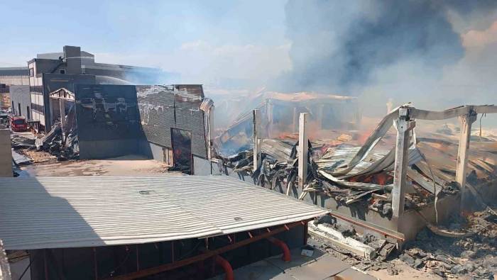 Gaziantep’teki Fabrika Yangını 5 Saatlik Çalışmayla Kontrol Altına Alındı