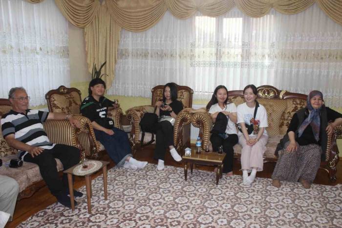 Karapınarlı Aile Güney Koreli 4 Üniversite Öğrencisini Evinde Misafir Etti