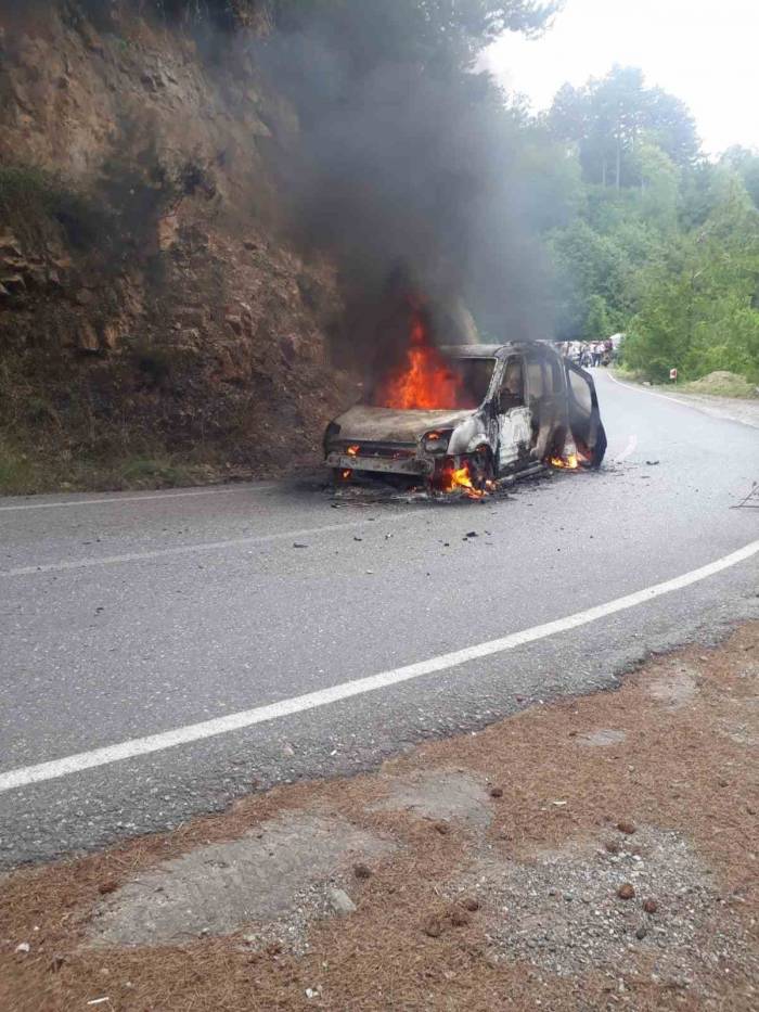 Hafif Ticari Araç Alev Alev Yandı