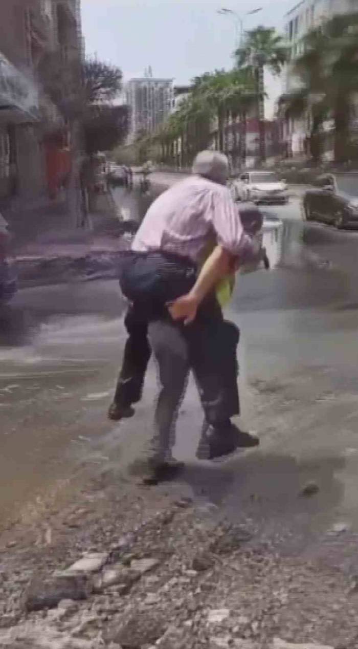 Yaşlı Adamı Sırtında Taşıyan Polis Memuru Takdir Topladı