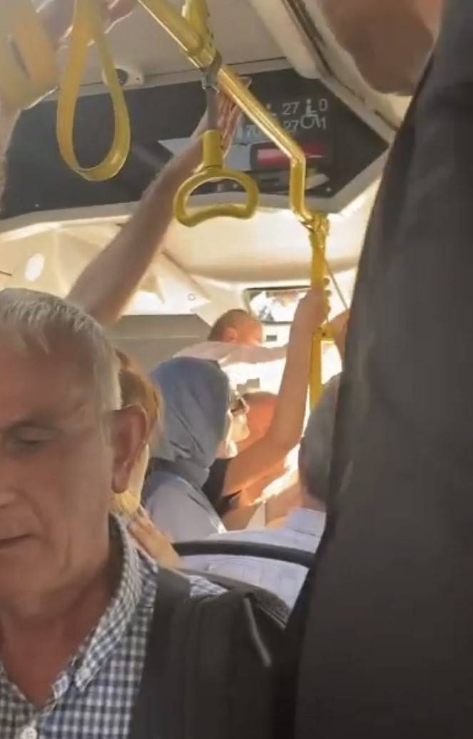 Orta Kapıdan Binen Yolcuya Kızıp Herkesi İndirmek İstedi
