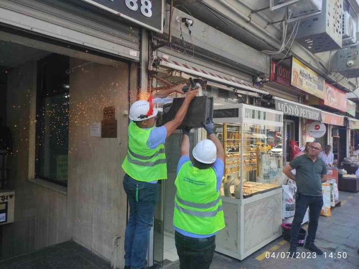 İzmir’de Arapça Tabelalar Tek Tek İndirildi