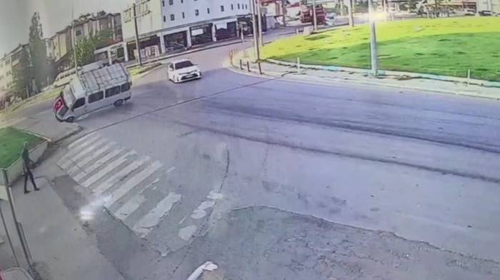 Tarım İşçilerini Taşıyan Minibüs Devrildi: 13 Yaralı