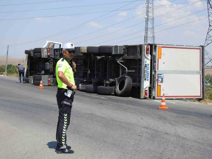 Virajı Alamayan Tır Devrildi: 2 Yaralı