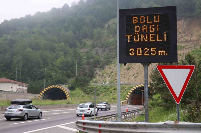 Bayram Tatilinde Bolu Dağı Tüneli’nden 1 Milyon 21 Bin 945 Araç Geçiş Yaptı