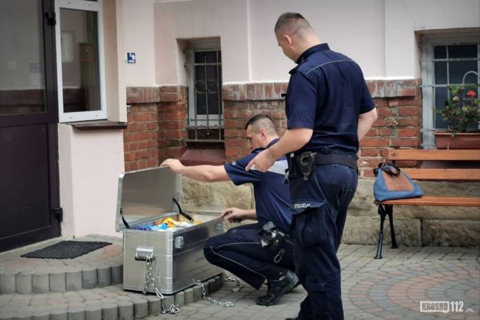 Polonya’da Çocuk Yuvasının Kapısına Para Ve Şeker Dolu Sandık Bırakıldı