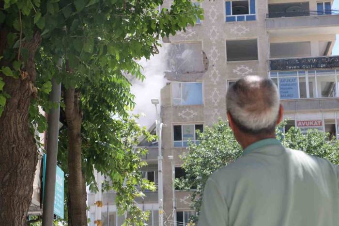 Şanlıurfa’da Depremde Hasar Gören Binalar Yıkılıyor