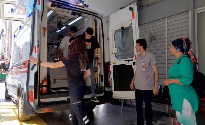 Otomobil İle Motosiklet Çarpıştı: 2 Yaralı