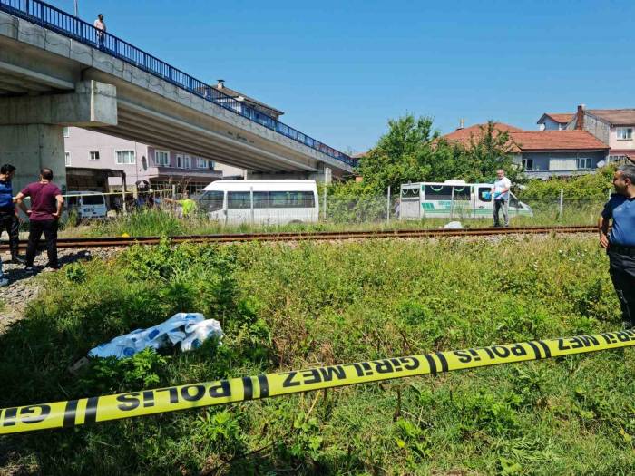 Demir Yolundan Karşıya Geçmek İsteyen Kadına Yük Treni Çarptı