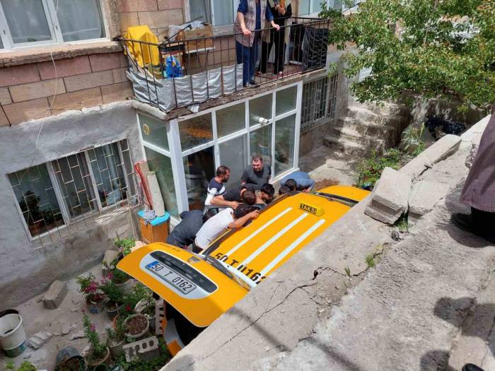 Kamyonet İle Çarpışan Taksi Evin Bahçesine Uçtu