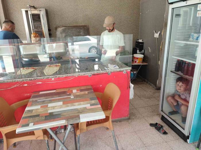 Sıcaktan Bunalan Çocuk Buzdolabında Serinledi