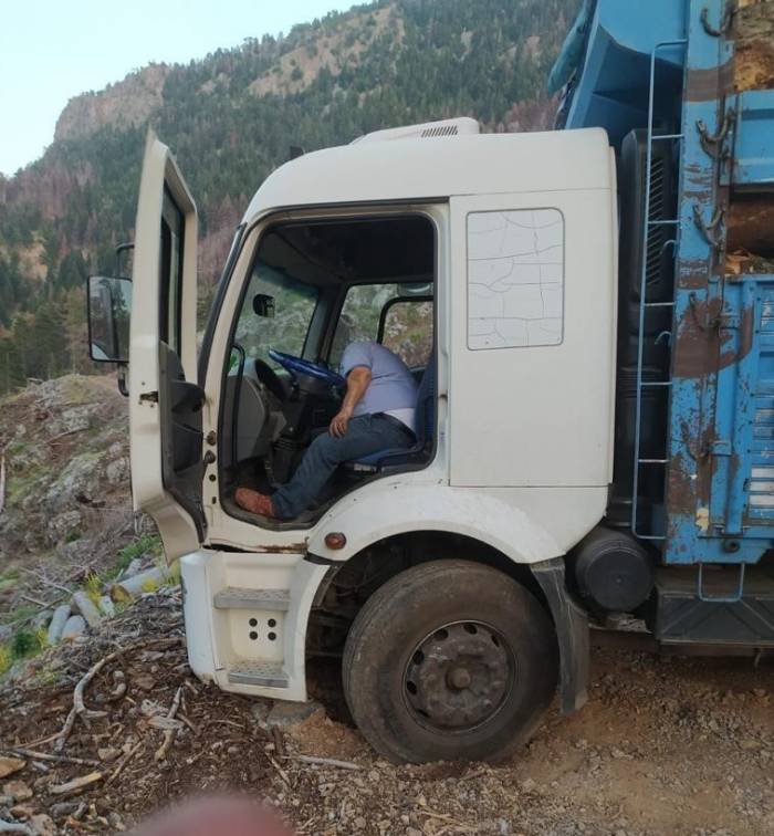 Antalya’da Kamyon Sürücüsü Direksiyon Başında Ölü Bulundu