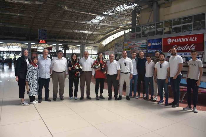 Meryem Betül Çavdar Ve Kübra Kocakuş Çiçeklerle Karşılandı
