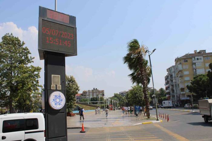 Aydın’da Termometreler 38’i Gösterdi, Vatandaşlar Gölgeye Sığındı