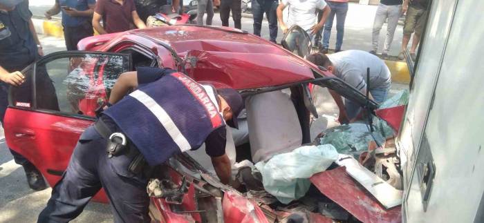 Gaz Pedalı Takılı Kalan Otomobil Kamyonete Çarptı: 2 Yaralı