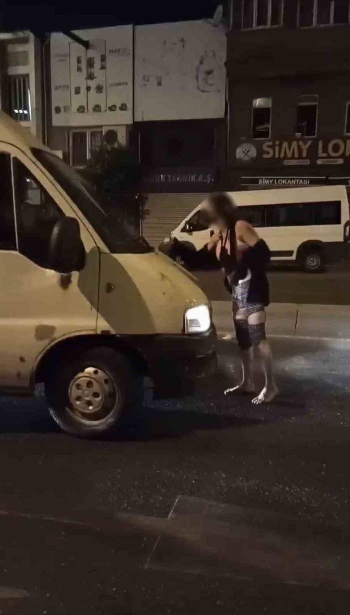 İstanbul’da İlginç Olay Kamerada: Yola Atlayan Kadın Sürücülere Zor Anlar Yaşattı