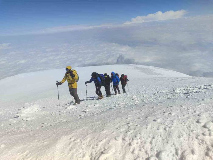 Yabancı Turistler Ağrı Dağı Zirvesinde