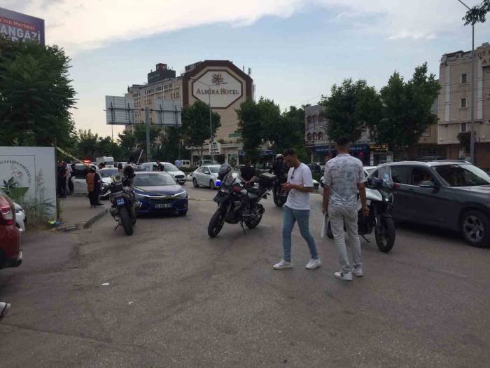 Otomobille Seyir Halindeyken Arkadaşını Boğazından Bıçaklayarak Öldürdü
