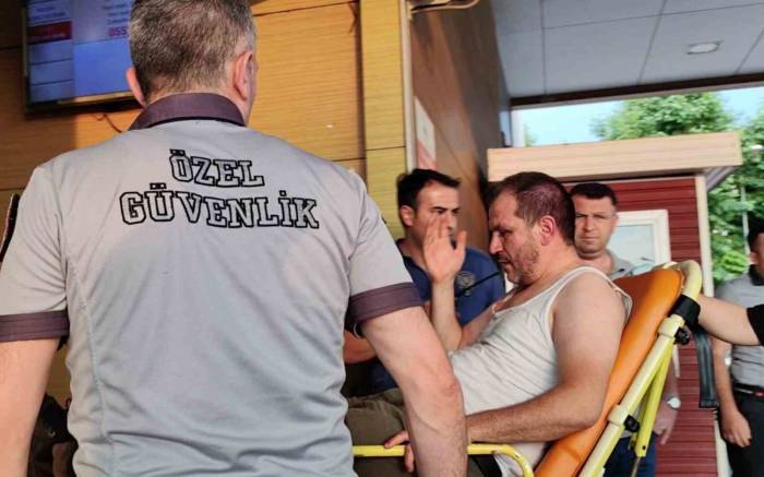 Maddi Hasarlı Kazanın Ardından Tekmeli Yumruklu Kavga: 4 Yaralı