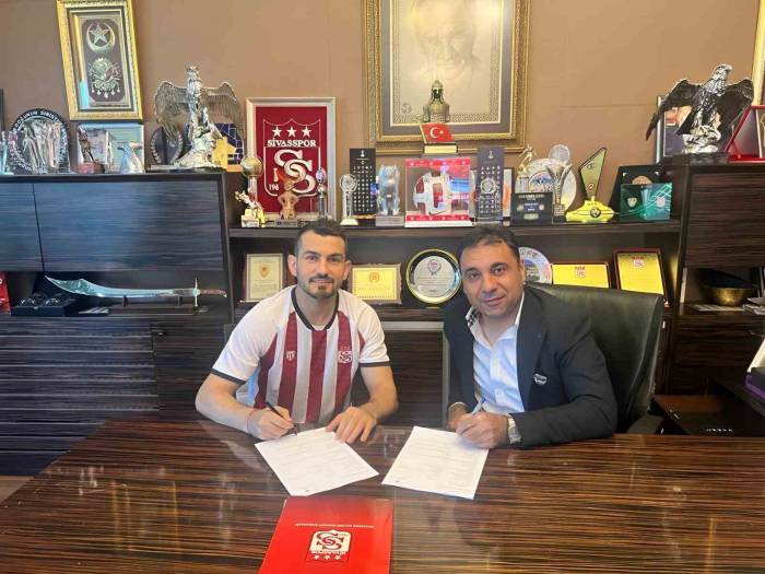 Emrah Başsan Sivasspor’a İmzayı Attı
