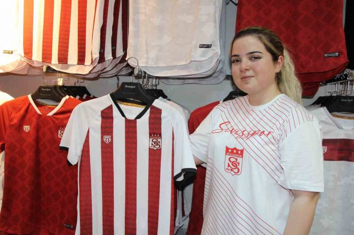Sivasspor’un Yeni Sezon Formaları Tanıtıldı