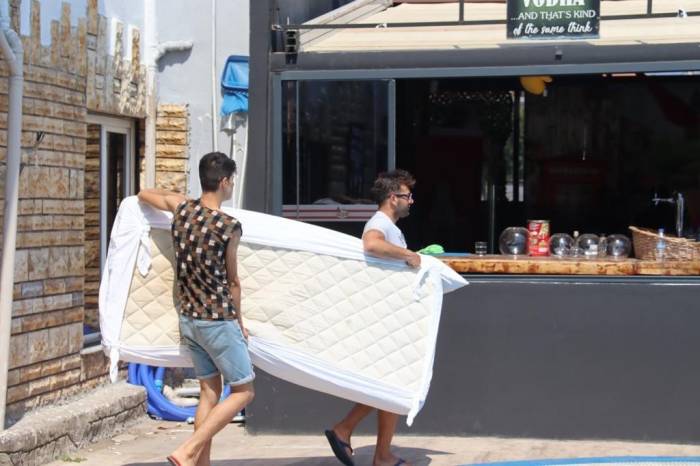 Depremden Sağ Kurtulup Geldikleri Marmaris’te De Sokakta Kaldılar