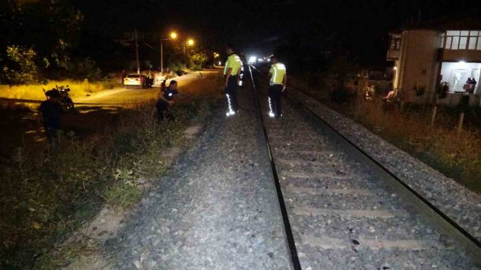 Elazığ’da Trenin Çarptığı Kadın Ve Çocuk Yaralandı