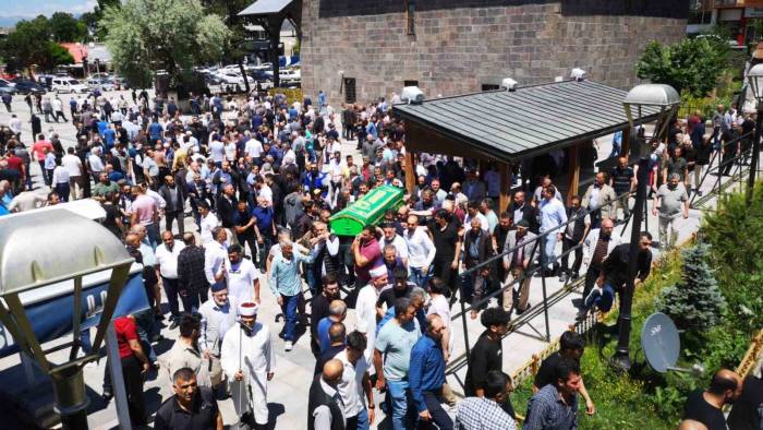 İş Kazasında Hayatını Kaybeden Ahmet Doğukan Gözyaşları Arasında Toprağa Verildi
