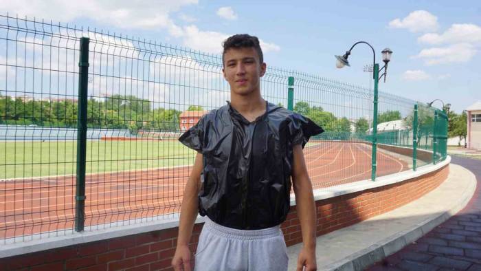 Tartıda Fazla Kilosu Çıkan Güreşçiler, Poşetten Kıyafet Giyerek Zamanla Yarıştı