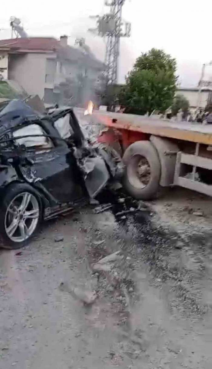 İzmir’de Otomobil Tırın Dorsesine Ok Gibi Saplandı: 1 Ölü