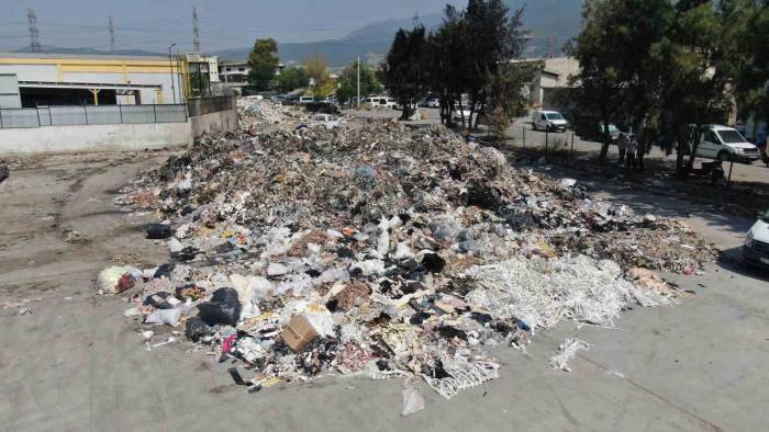 İzmir’in Göbeğinde Esnafı Bezdiren Çöp Dağları: "mikrop Kapıp Hasta Olacağız"