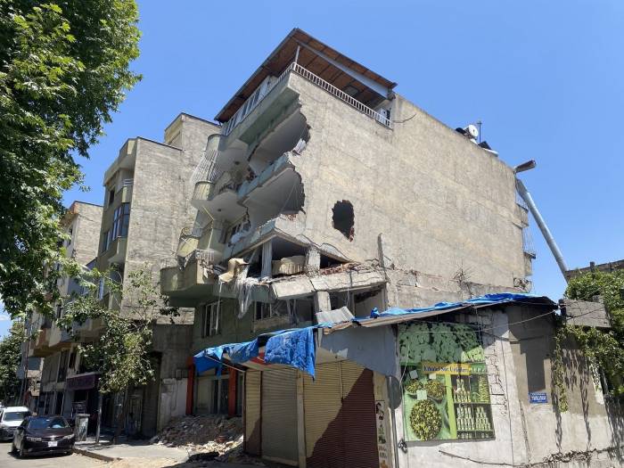 Depremde Arkaya Eğim Alan Apartman Mahalleliyi Tedirgin Ediyor