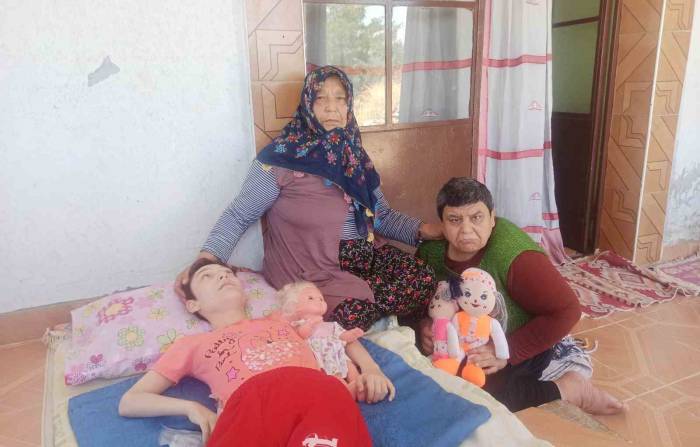 Eli Öpülesi Anne, Engelli Çocuklarına Bebek Gibi Bakıyor