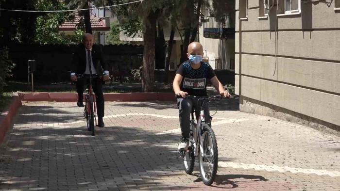 Kanser Tedavisi Gören Çocuğa Bisiklet Sürprizi: Mutluluğu Gözlerine Yansıdı