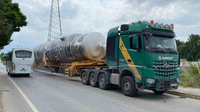 55 Metre Uzunluğunda Yükle Kavşaktan Geçemedi, Yolda Kaldı