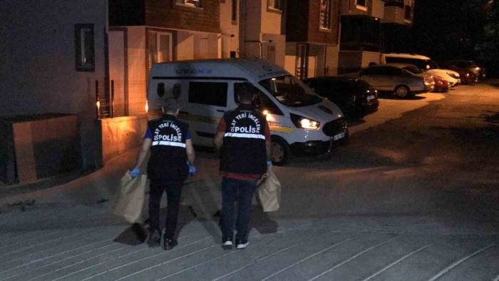 Sokakta Terör Estirdiler: Otomobilin Camlarını Kırdılar, 2 Kişiyi Bıçakla Yaraladılar