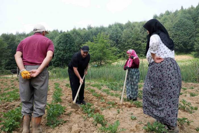 Vali Kaldırım, Eline Aldığı Çapayla Vatandaşa Yardım Etti